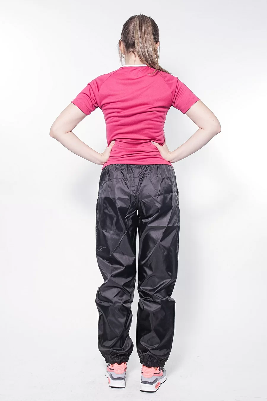 Фото Брюки ветрозащитные Umbro Uniform Training Shower Pants чер/бел/бел 423013/611 со склада магазина СпортСЕ