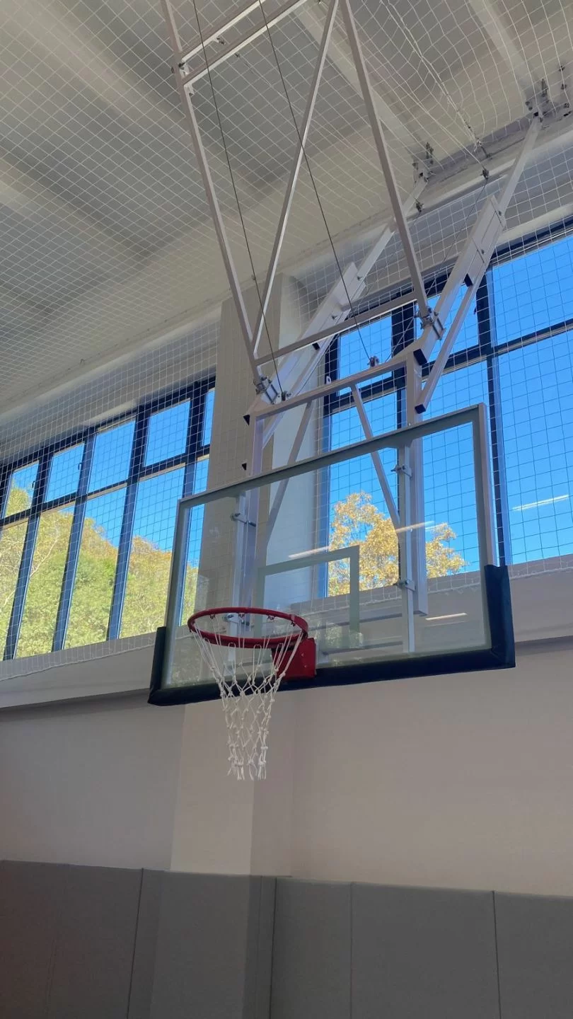Фото Баскетбольная, складная ферма с электроприводом (с игровым щитом из закаленного стекла 10 мм со склада магазина СпортСЕ