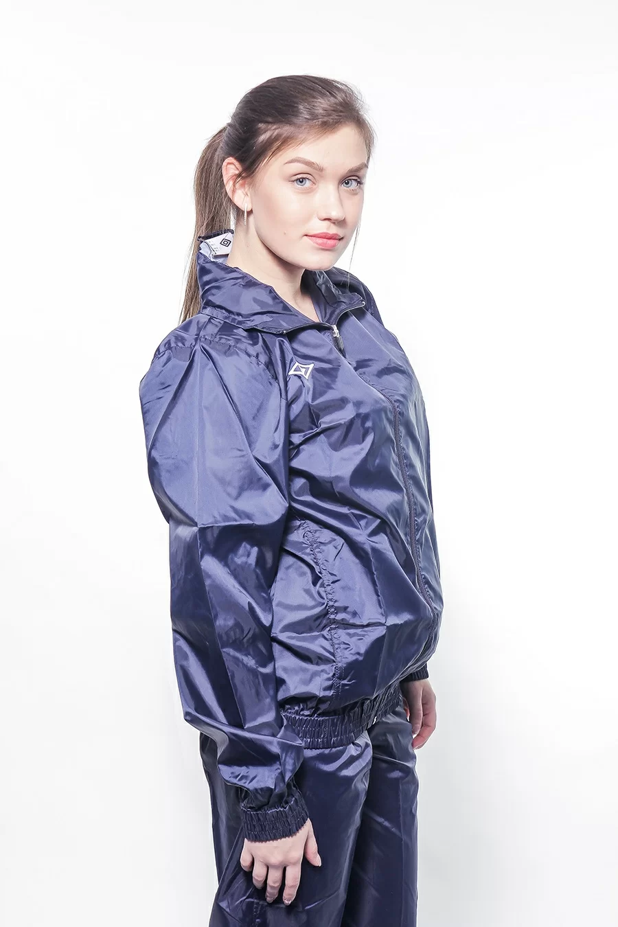 Фото Куртка ветрозащитная Umbro Uniform Training Shower Jacket т.син/бел/бел 413013/911 со склада магазина СпортСЕ