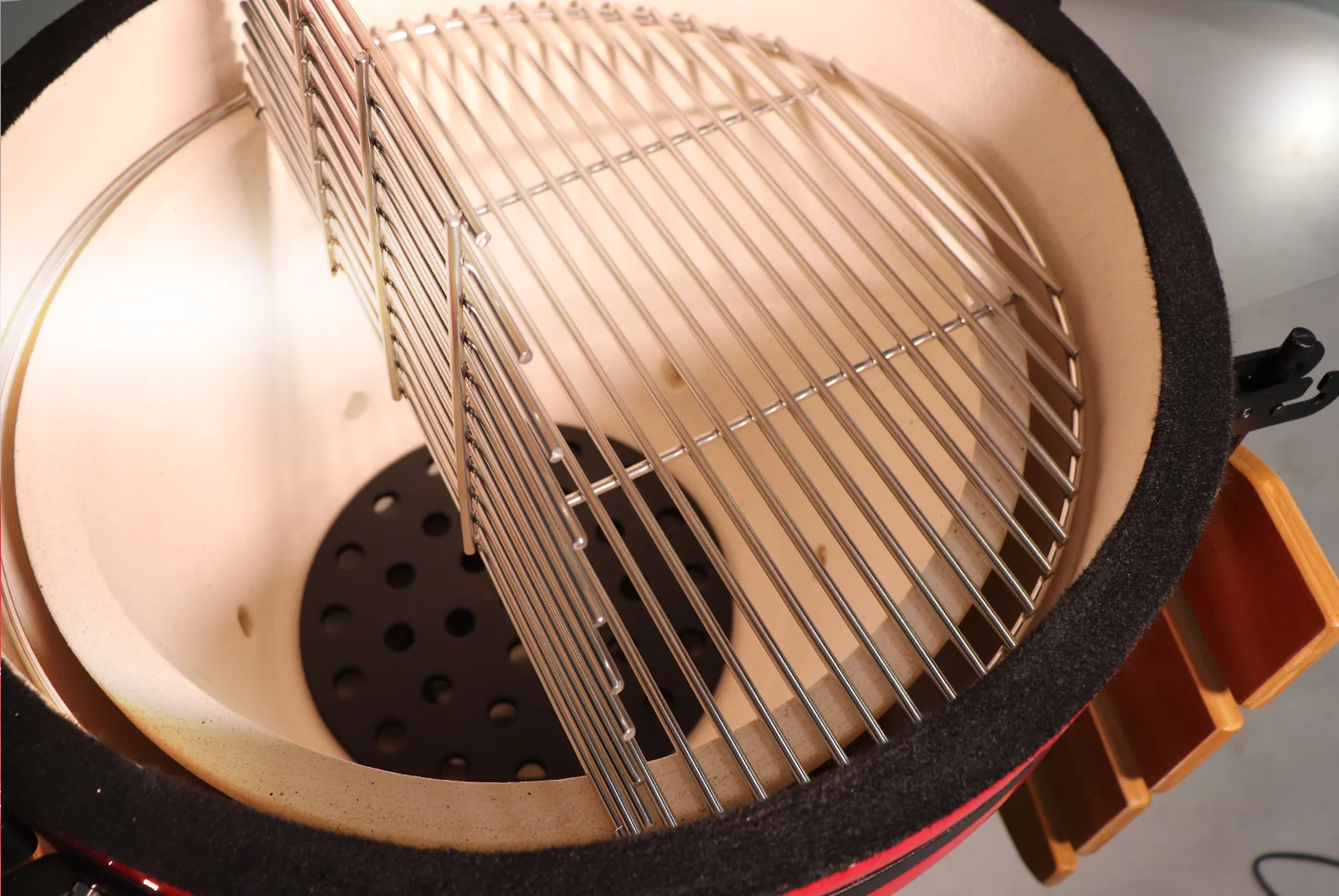  Керамический гриль-барбекю 22 дюйма (красный) (56 см) по низким ценам в Томске и Северске