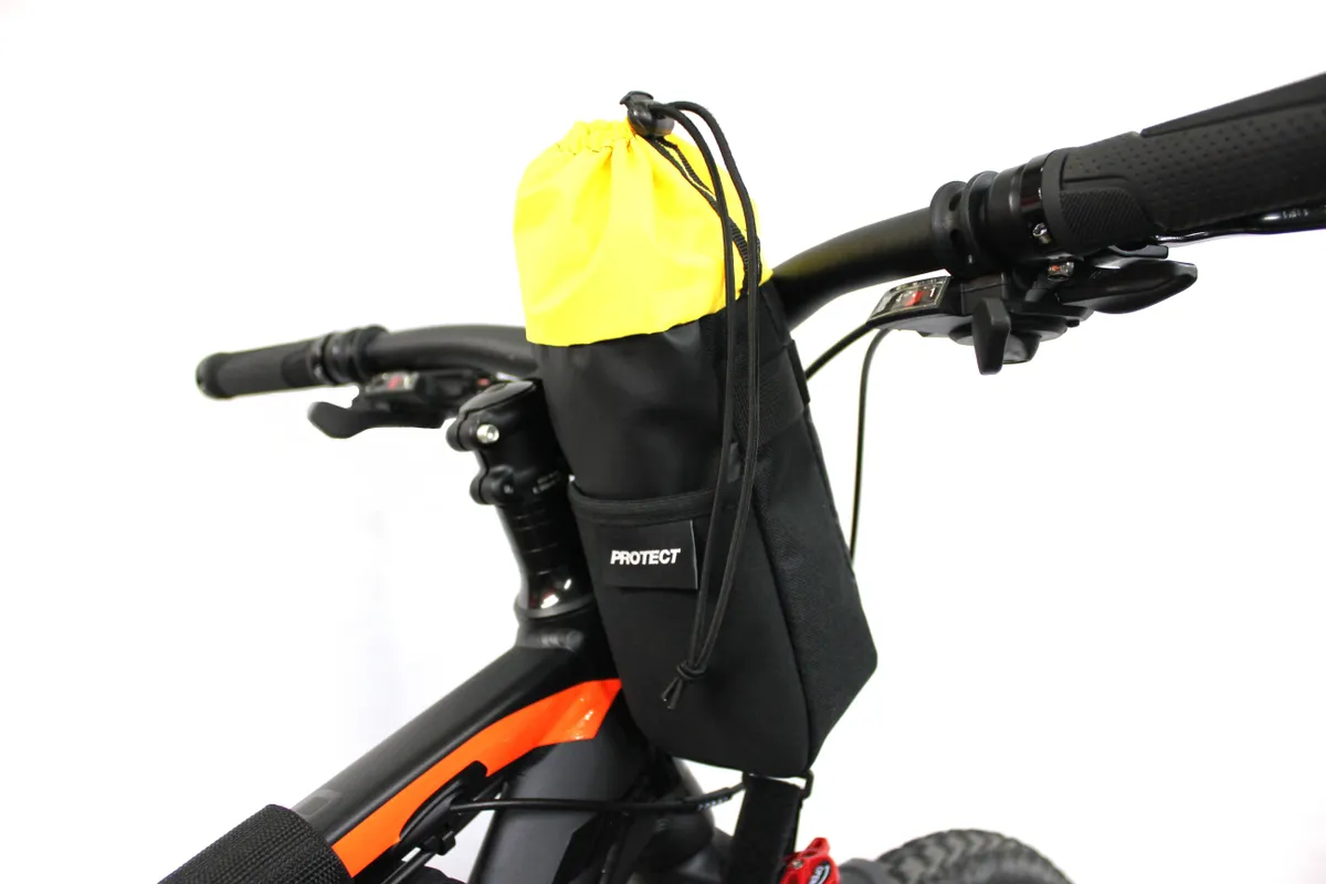 Фото Велосумка на руль Protect 28х19х7см Feedbag серия Bikepacking правая/левая черный 555-676 со склада магазина СпортСЕ