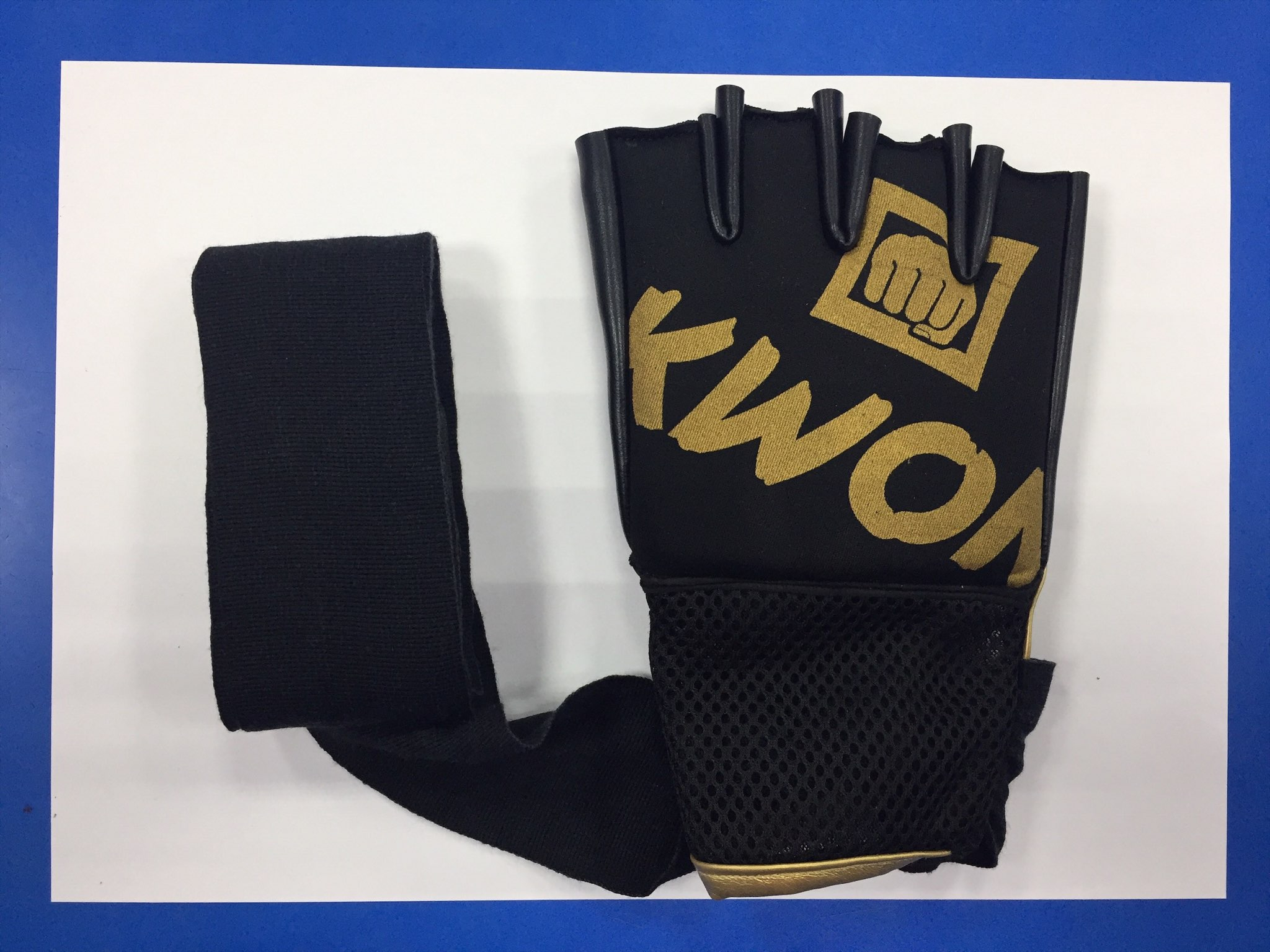 Перчатки Kwon Gloves Gel Wrap с бинтом 2 м черные Перчатки Kwon Gloves Gel Wrap с бинтом 2 м черные по низким ценам в Томске и Северске