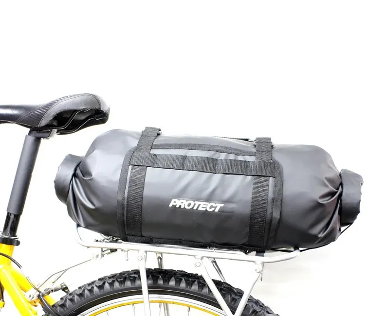 Фото Велосумка на багажник Protect 15 литров черная 555-672 со склада магазина СпортСЕ